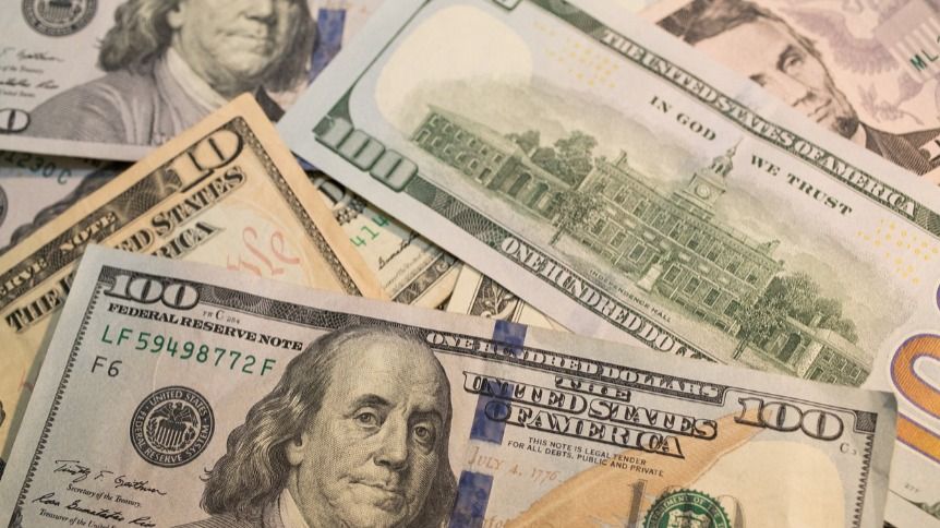 Доллар укрепился на торгах в Казахстане после скачка вниз