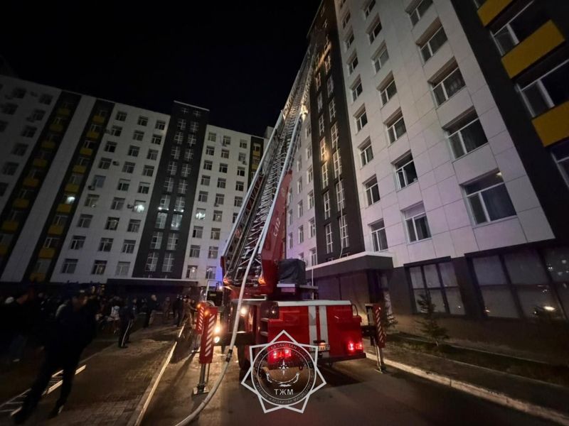 Пожар в многоэтажке Астаны: жильцов срочно вывели из дома