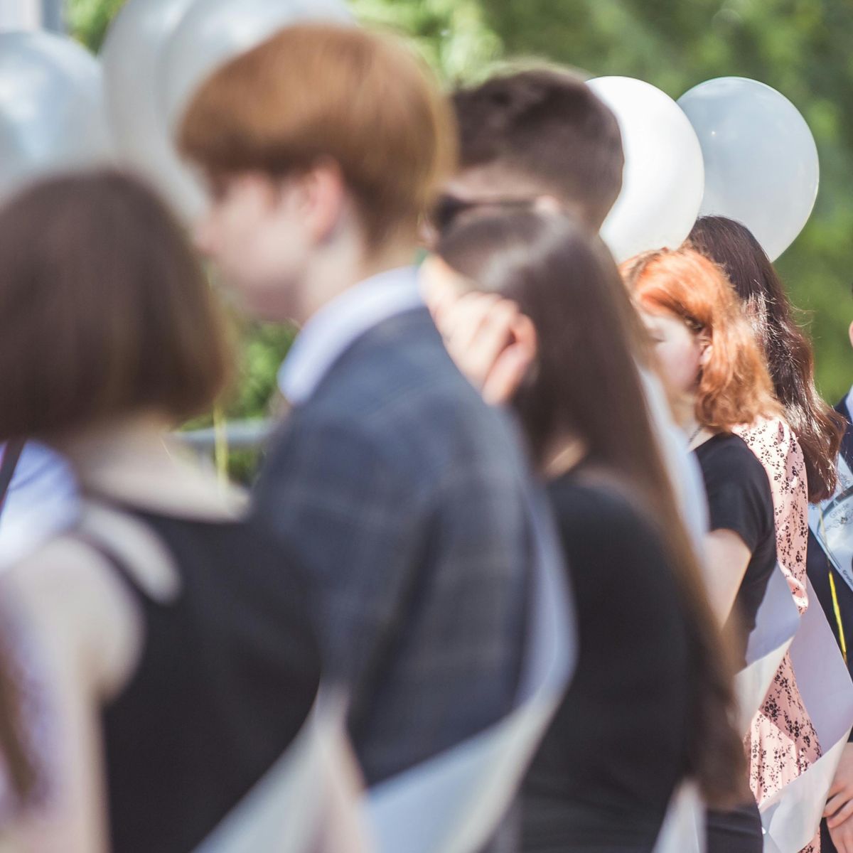 Ученики школы стоят на улице 