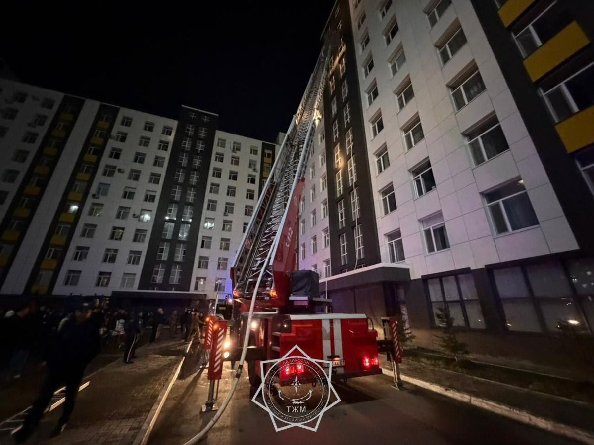Пожар в многоэтажке Астаны: жильцов срочно вывели из дома
