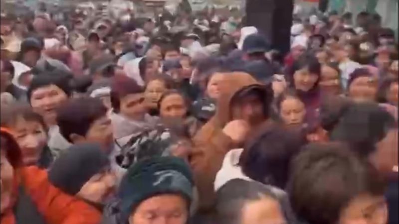 Давкой обернулось открытие обувного магазина в Усть-Каменогорске