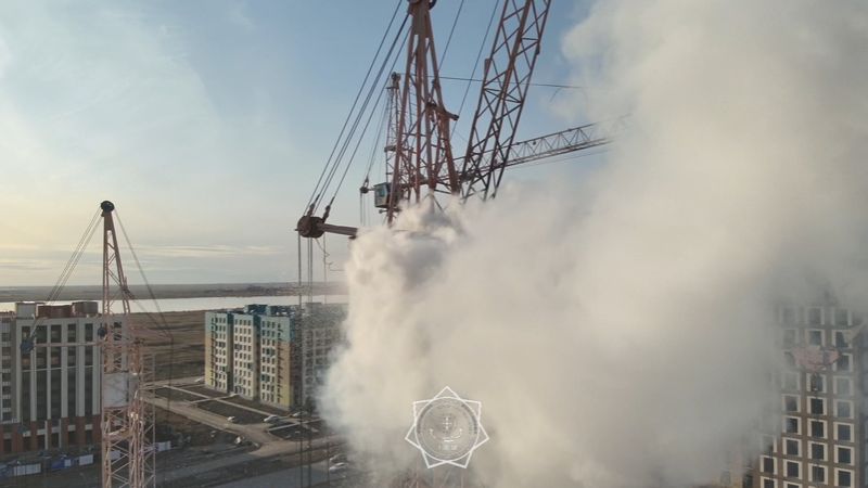 Кабина башенного крана сгорела на стройке в Астане