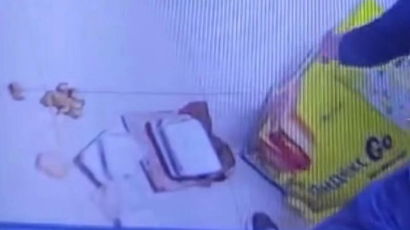 Еда с пола: курьер "Яндекса" уронил заказ и передал его клиентке