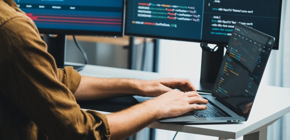 IT-разработчик работает над онлайн-разработкой программы