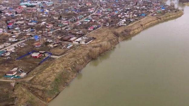Иртыш подбирается к домам: жители ВКО бьют тревогу из-за размыва берега