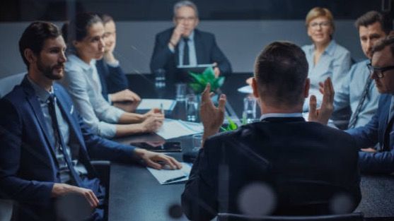 Топ-менеджерам в Казахстане урезают бонусы: выплаты будут замораживать на годы