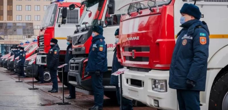 Хаотично припаркованные авто мешают пожарным спасать жизни в Казахстане