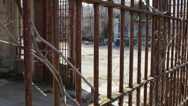 Надзиратель брал взятки с зэков и "сливал" все на ставки в Павлодаре