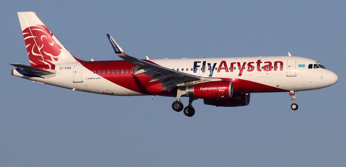 Самолет Flyarystan в воздухе