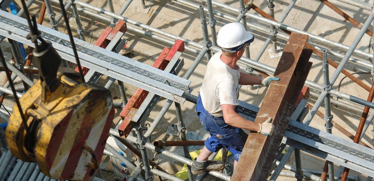 Рабочий на стройке