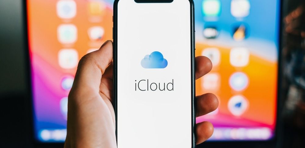 iPhone с логотипом iCloud на экране