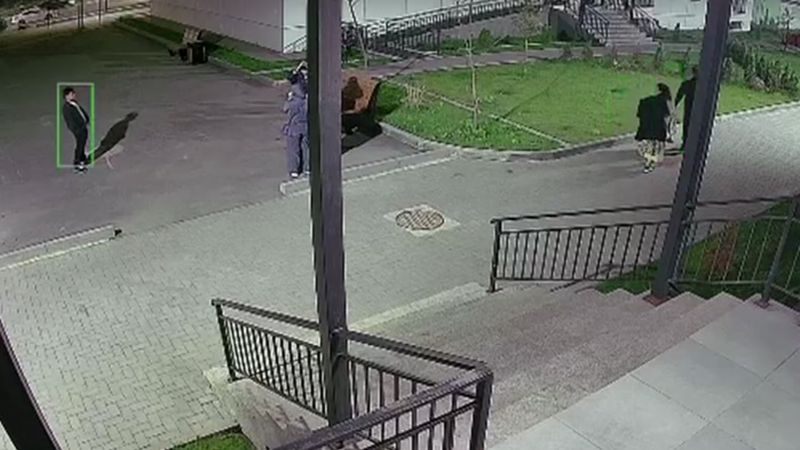 Пьяный мужчина с ножом бросался на людей во дворе в Алматы