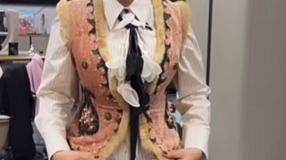 Камзол из "Қыз Жібек" у Баян Алагузовой: в соцсетях возмутились подарком