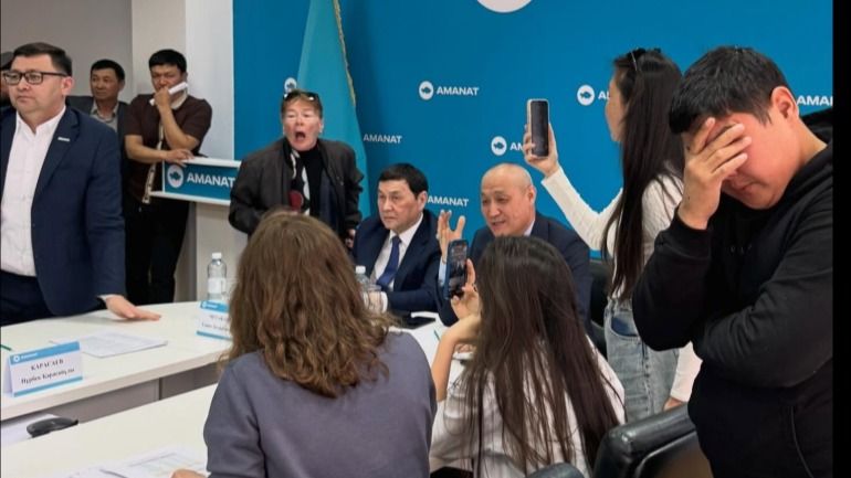 «Цирк и фарс»: как прошла встреча Жанбыршина с зооактивистами в Актау