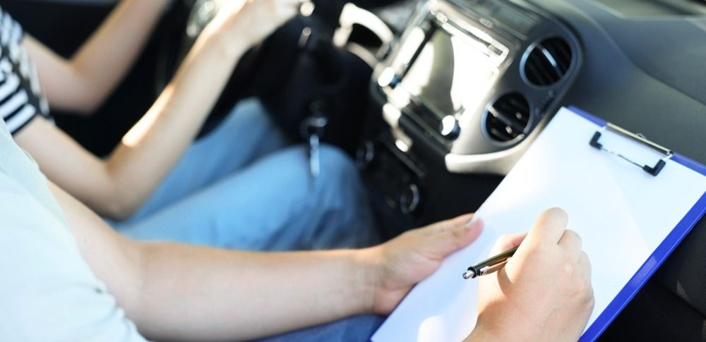 Студент проходит тест на вождение