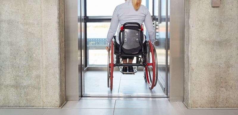 Алматинцев возмутил лифт для людей с инвалидностью, к которому нет доступа 