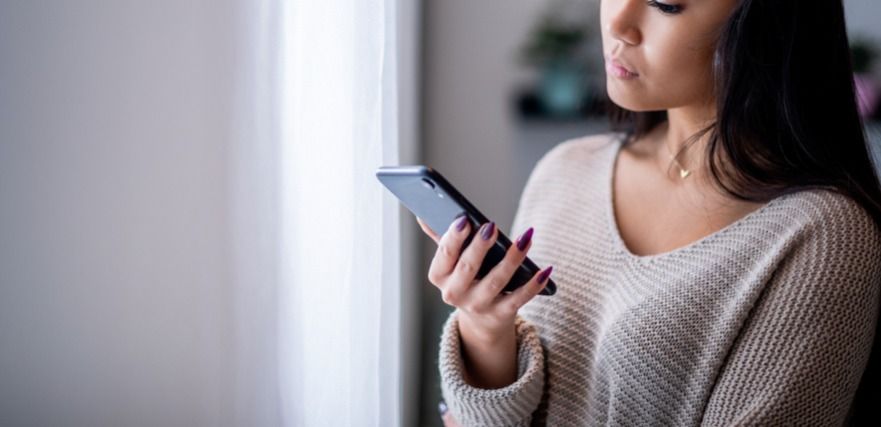 Женщина с телефоном в руках