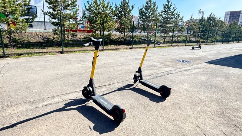 «Отлетела на 3 метра»: в Алматы ищут самокатчика, сбившего девушку