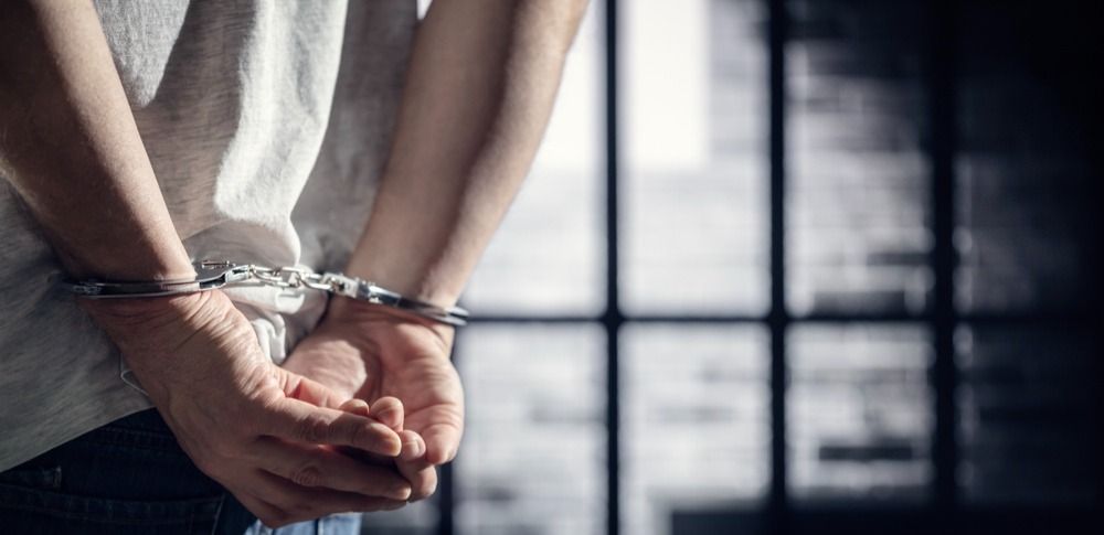 Мужчина в наручниках