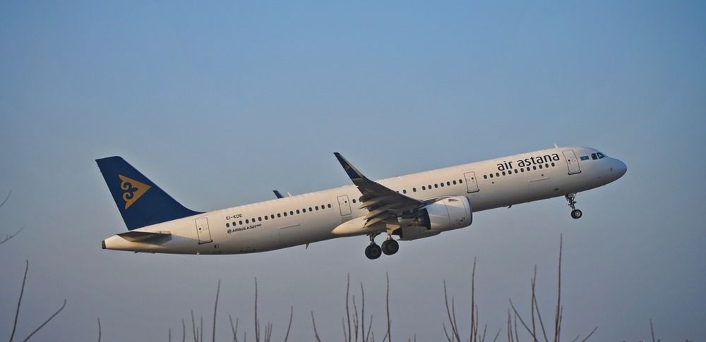 Самолет Air Astana взлетает 