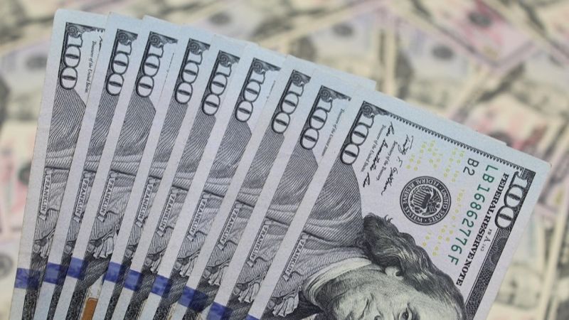 Доллар снова резко упал на торгах в Казахстане