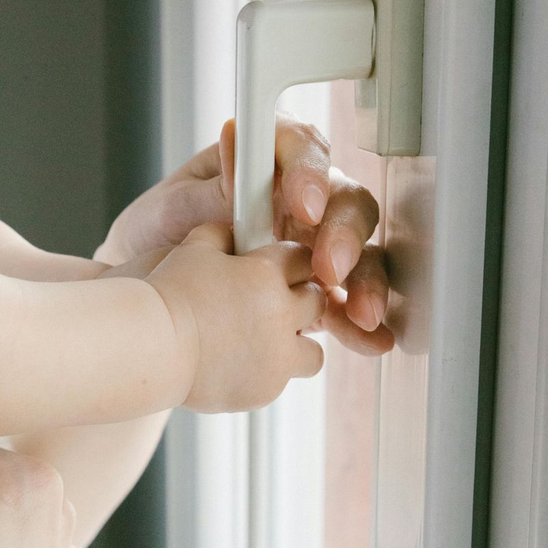 Шестилетний ребенок погиб после падения из окна 13 этажа в Астане