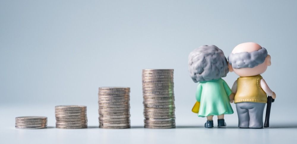 Фигурка пожилых людей с монетками