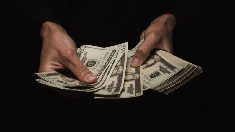 Доллар вырос на торгах в Казахстане после нескольких дней падения