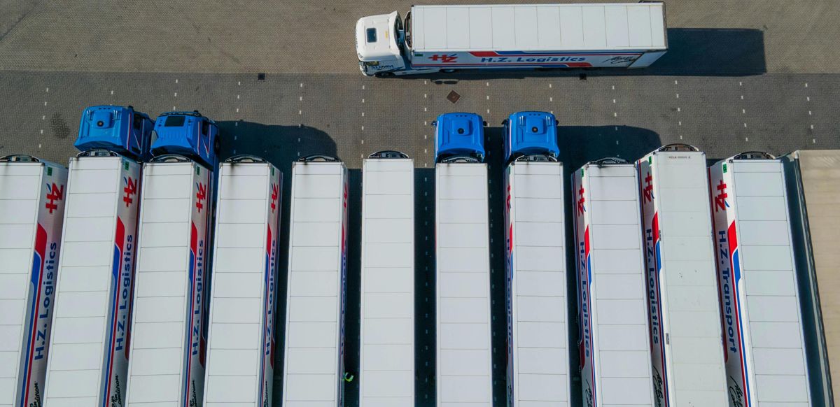 Грузовые машины на парковке