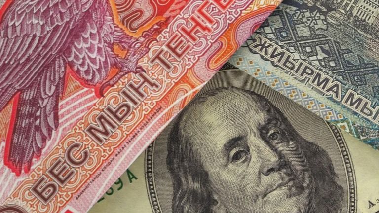 Внешний долг и фиксация прибыли ослабили тенге в Казахстане