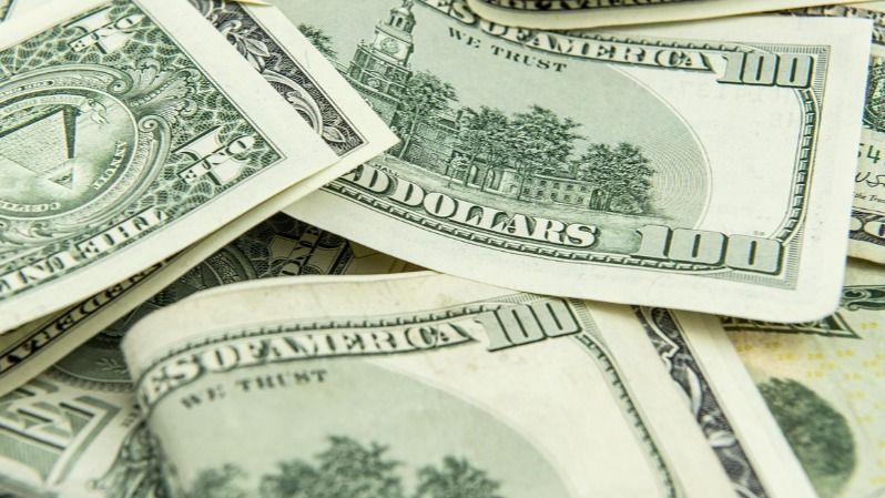 Доллар снова растет на торгах в Казахстане