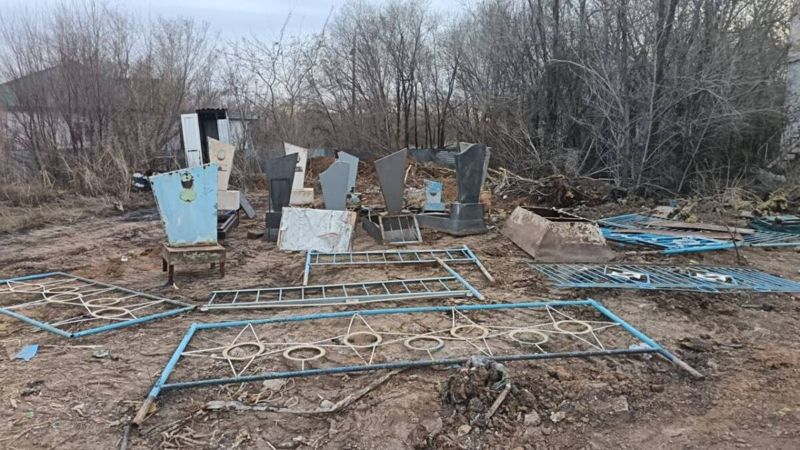 Надгробия и ограды крадут на кладбище в Астане ради металлолома
