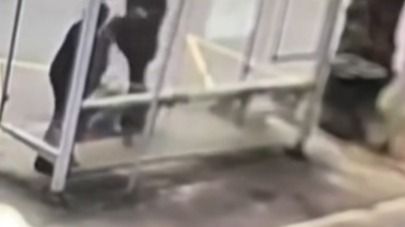 В Алматы мужчина напал на пожилую женщину на остановке и избил ее