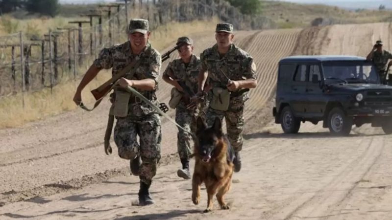 Пограничнику в Казахстане сломали челюсть и нос после замечания