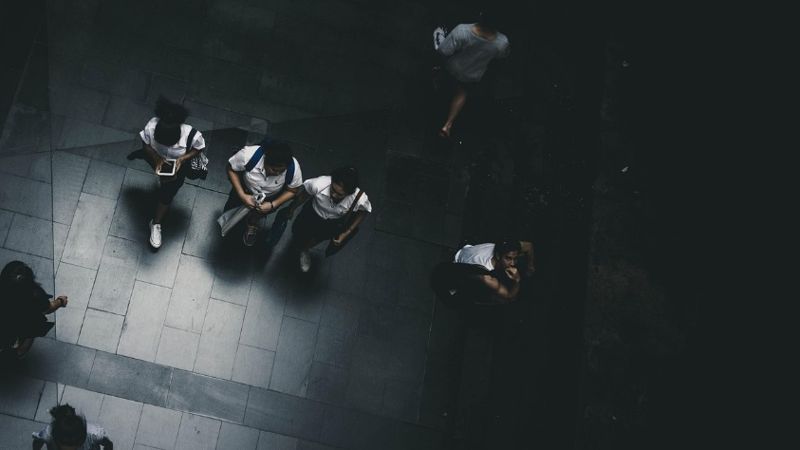 Школьница в Алматы пришла на учебу с топором по “указаниям” в соцсетях