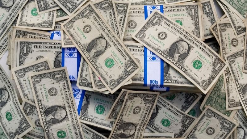 Доллар резко упал до 460 тенге на торгах в Казахстане