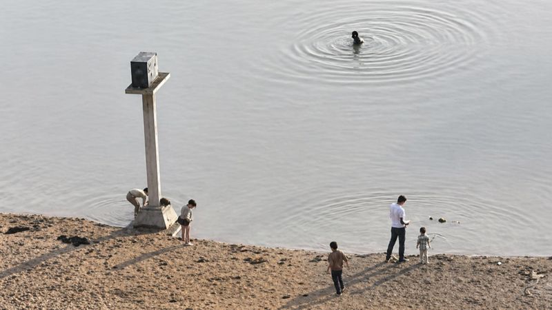 Алматинцев шокировали кадры с купающимися в озере Сайран детьми
