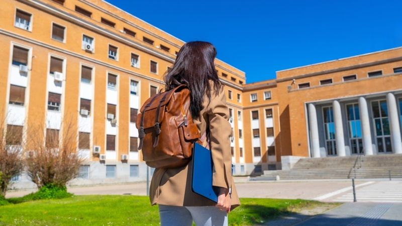 Нарушения на миллиарды: стипендии «Болашак» выдавали вне правил в Казахстане