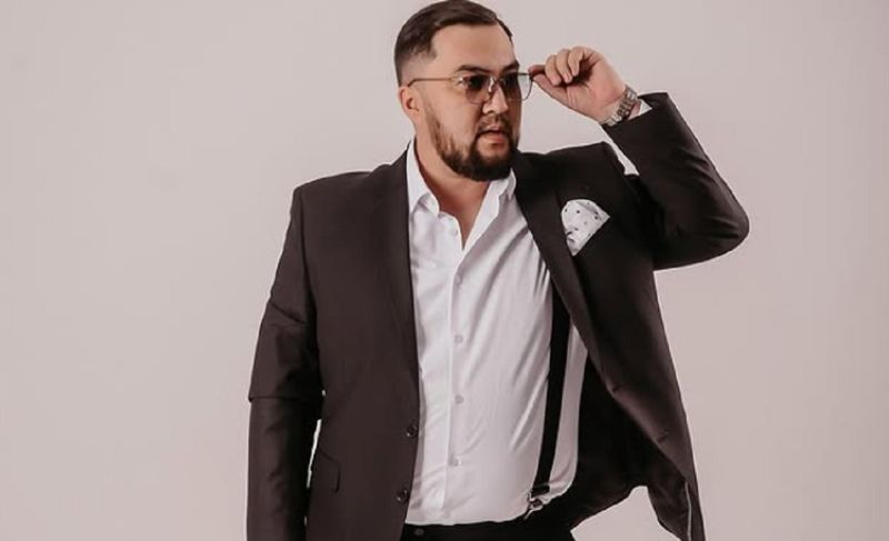 Известного КВН-щика Акылбека Скендирова накажут за хулиганство в поезде