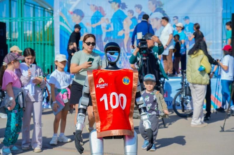В Астане на забег вышли 2000 человек и робот-гуманоид