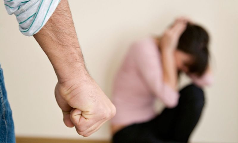 Житель Астаны избил жену прямо на улице