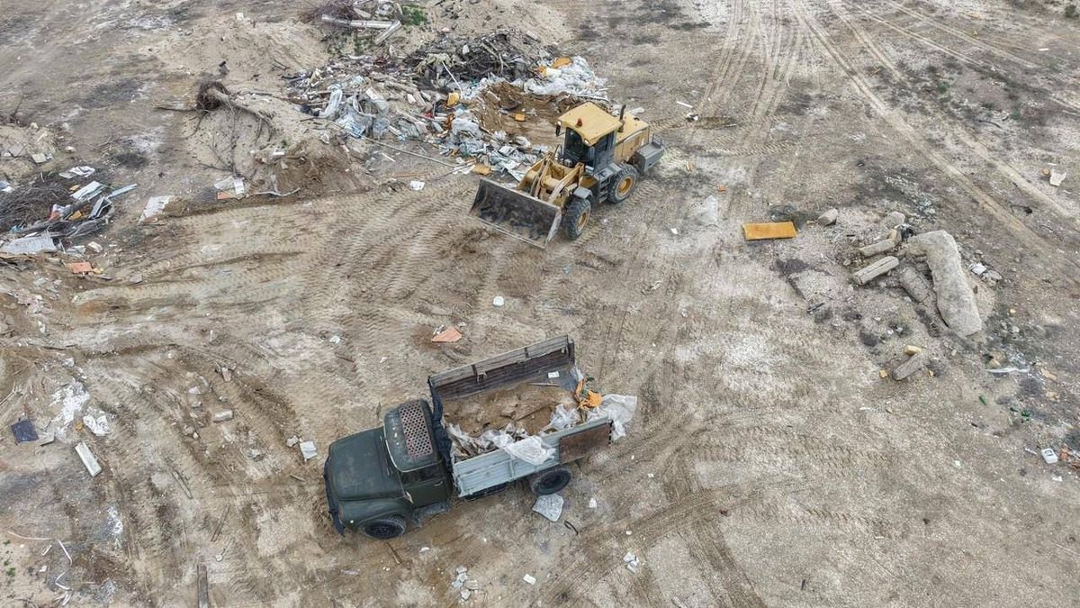 Из пляжа в Актау вывезли около 30 тонн мусора