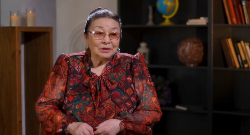 "Я не пыталась его искать": Утекешева прокомментировала скандал с камзолом 