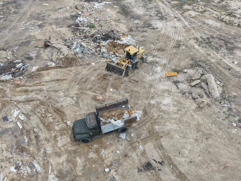 Из пляжа в Актау вывезли около 30 тонн мусора