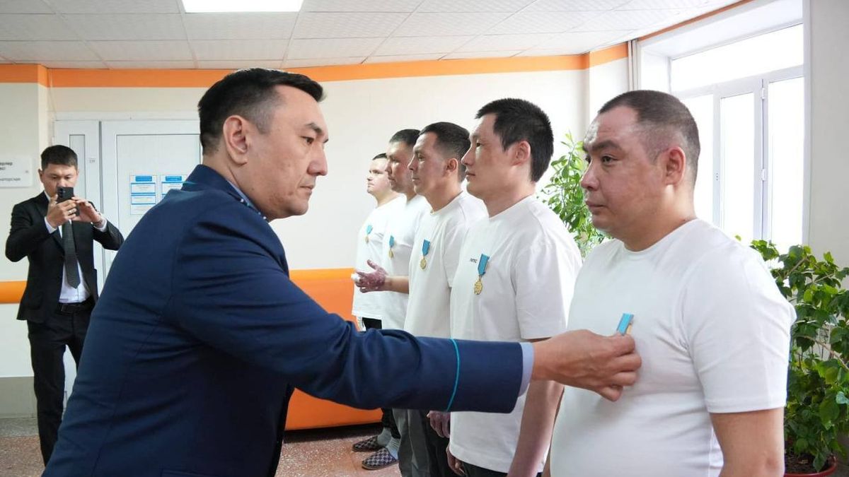 Пятерых полицейских наградили медалями 