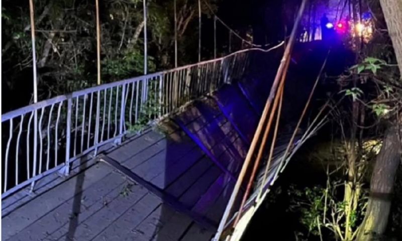 В Усть-Каменогорске подвесной мост чуть не рухнул из-за подростков