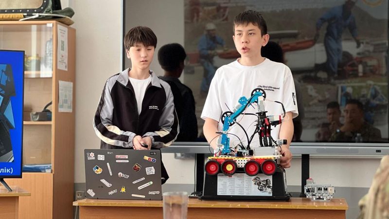 Казахстанские школьники создали роботов для работы в зонах химической опасности