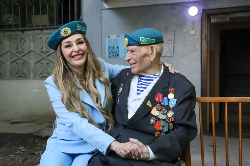 «Вы носы разбиваете?»: боксерша Ангелина Лукас удивила 102-летнего десантника