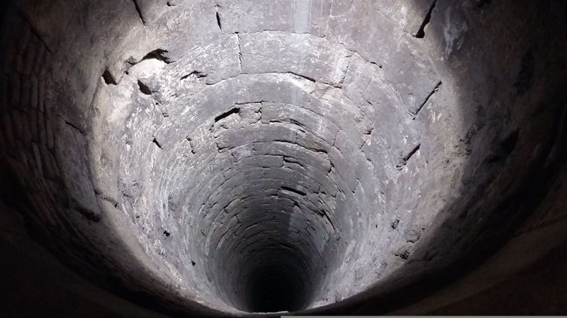 Женщина провалилась в 12-метровый колодец с водой в Туркестане