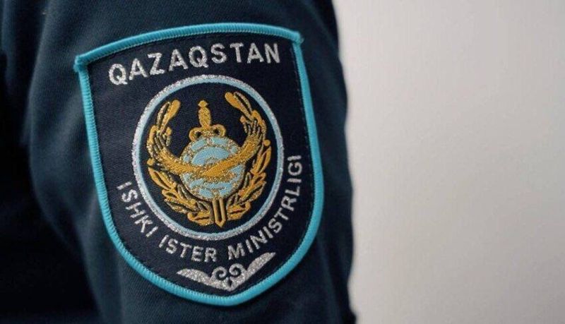 Написавшего номер своего авто на скале в Мангистау вандала арестовали 